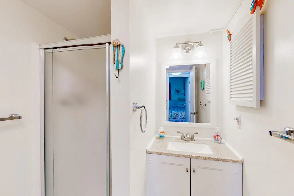 Beach condo with balcony, pools, & hot tub- near golf & beach