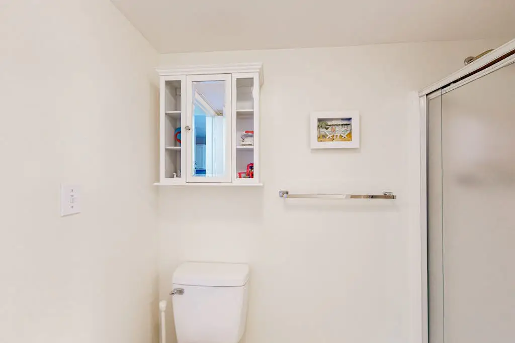 Beach condo with balcony, pools, & hot tub- near golf & beach