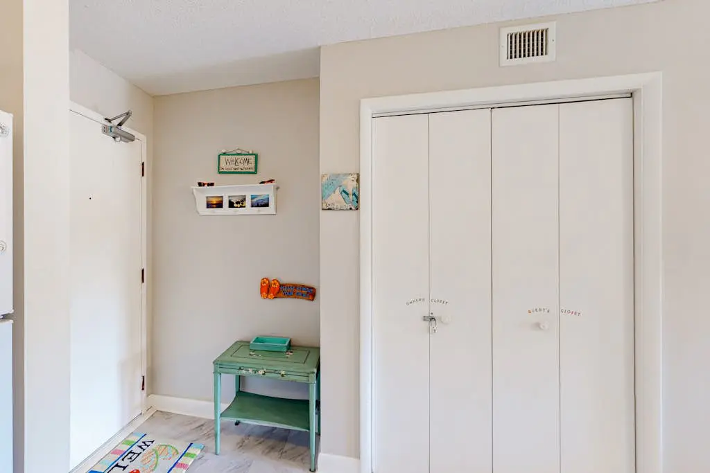 Beach condo with balcony, pools, & hot tub- near golf & beach
