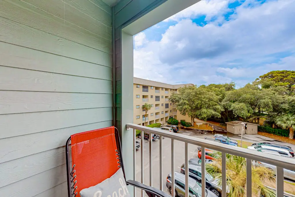 Beach condo with balcony, pools, & hot tub- near golf & beach