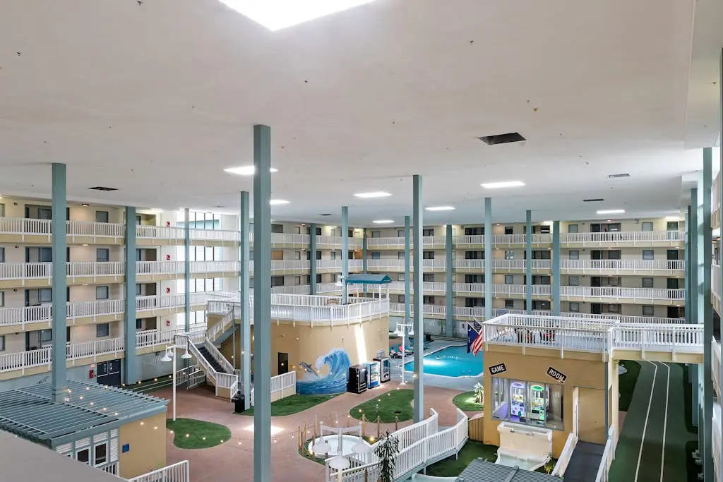 Beach condo with balcony, pools, & hot tub- near golf & beach