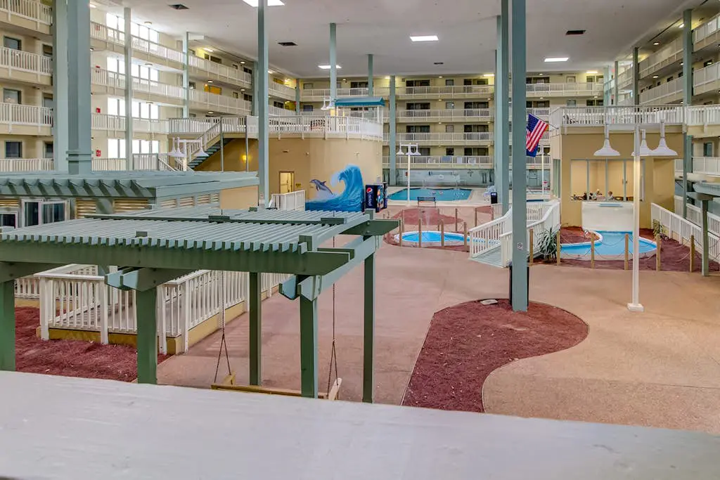 Beach condo with balcony, pools, & hot tub- near golf & beach