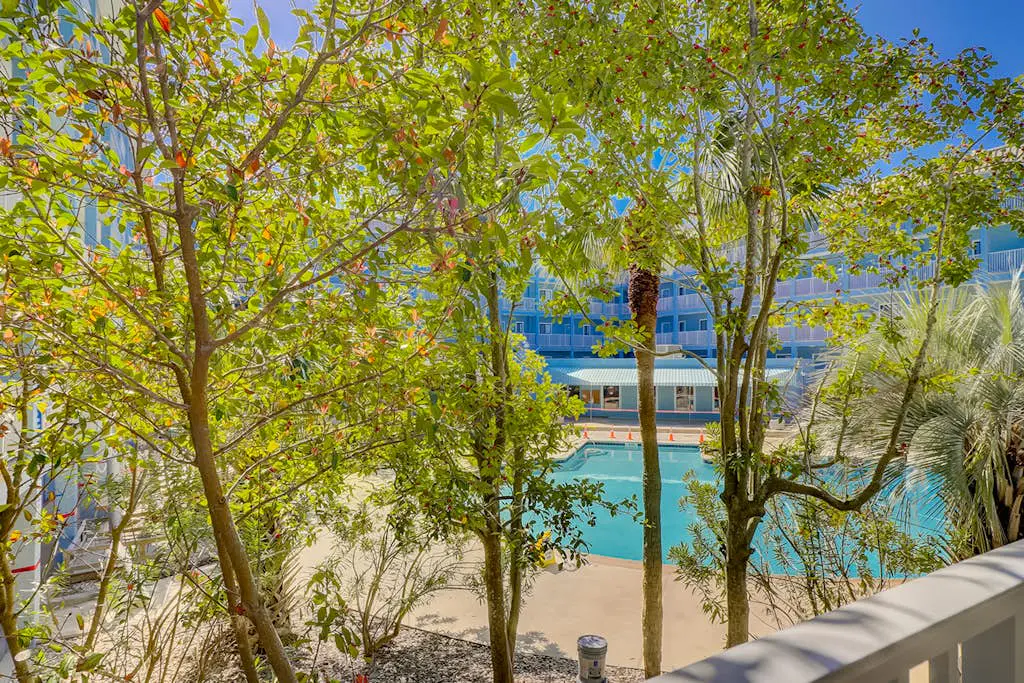 Beach condo with balcony, pools, & hot tub- near golf & beach