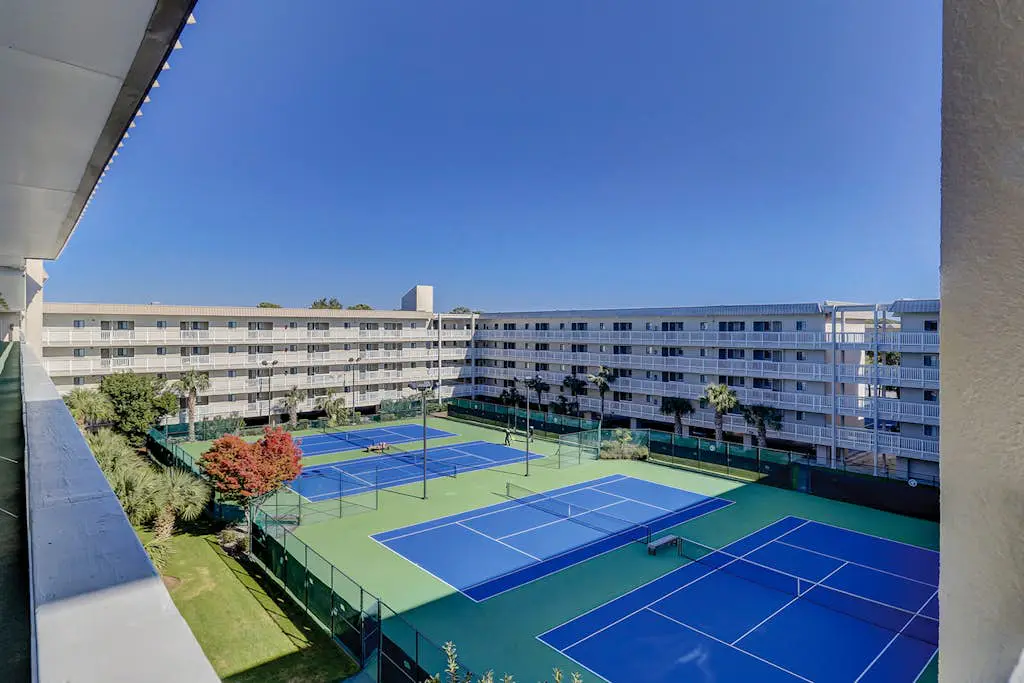 Beach condo with balcony, pools, & hot tub- near golf & beach