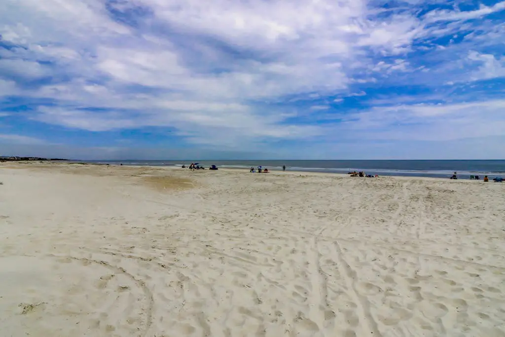 Beach condo with balcony, pools, & hot tub- near golf & beach