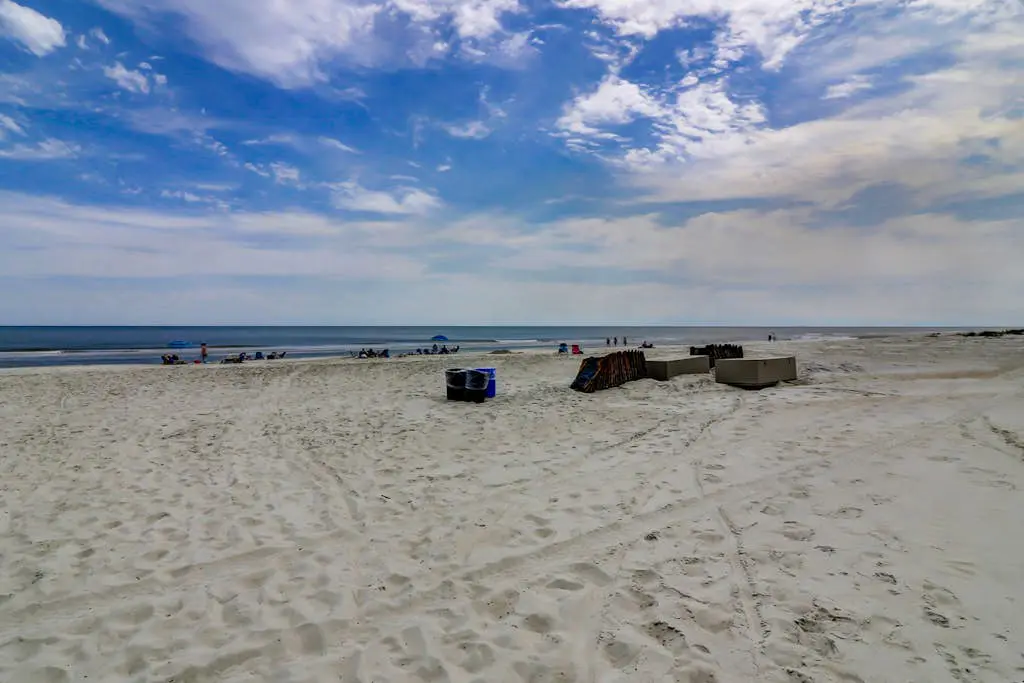Beach condo with balcony, pools, & hot tub- near golf & beach