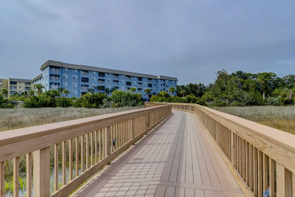 Beach condo with balcony, pools, & hot tub- near golf & beach