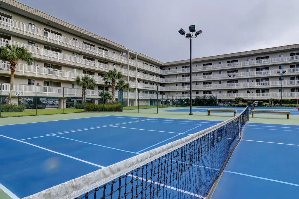 Beach condo with balcony, pools, & hot tub- near golf & beach