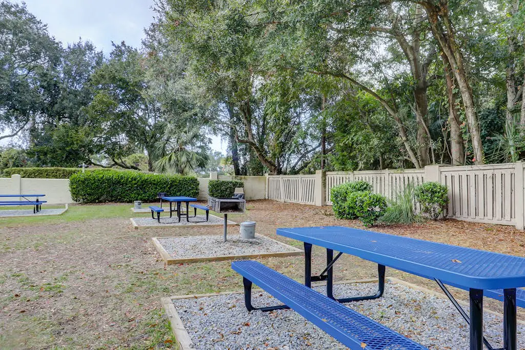 Beach condo with balcony, pools, & hot tub- near golf & beach