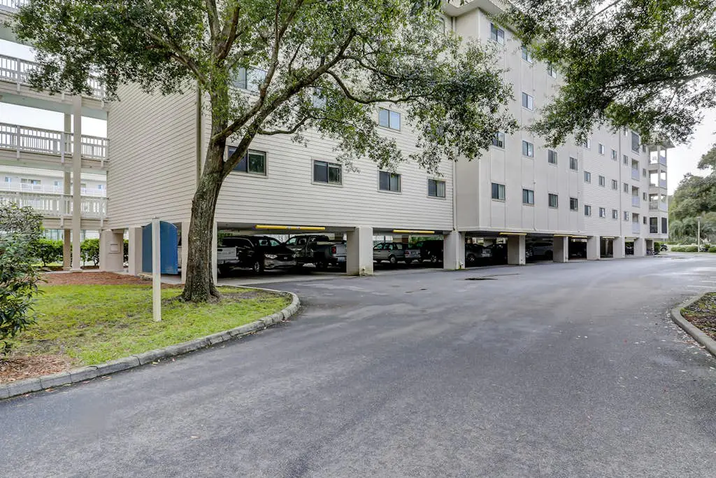 Beach condo with balcony, pools, & hot tub- near golf & beach