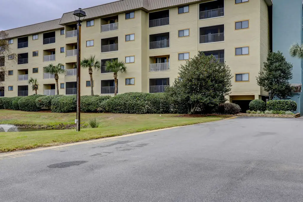 Beach condo with balcony, pools, & hot tub- near golf & beach
