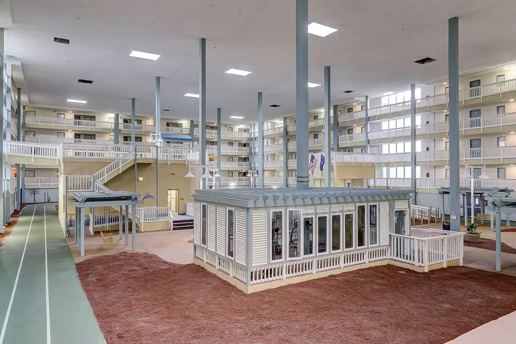 Beach condo with balcony, pools, & hot tub- near golf & beach