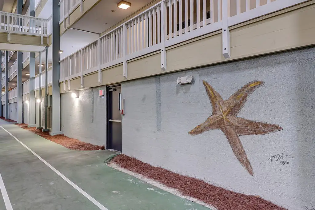 Beach condo with balcony, pools, & hot tub- near golf & beach