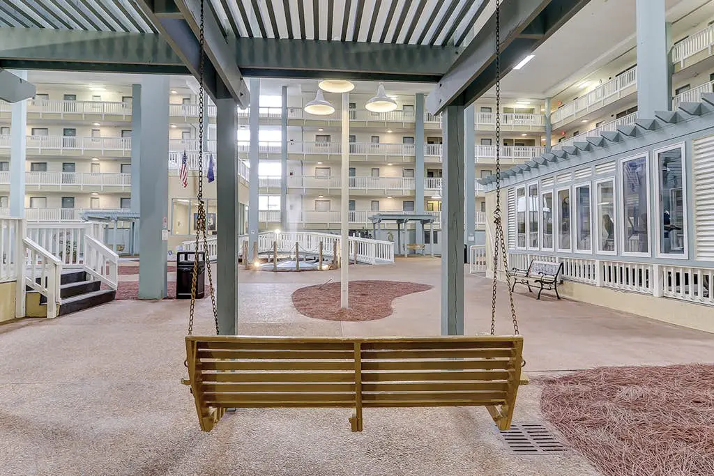Beach condo with balcony, pools, & hot tub- near golf & beach