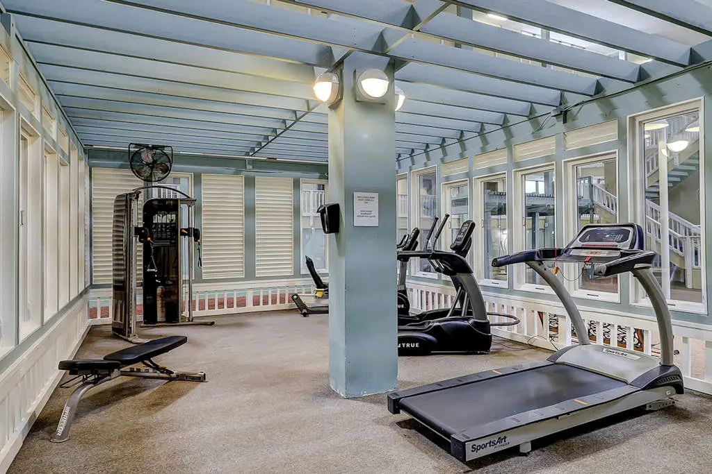Beach condo with balcony, pools, & hot tub- near golf & beach