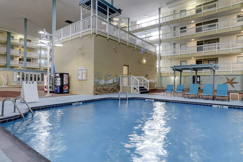 Beach condo with balcony, pools, & hot tub- near golf & beach