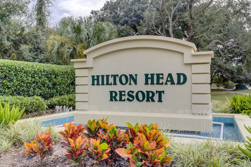 Beach condo with balcony, pools, & hot tub- near golf & beach