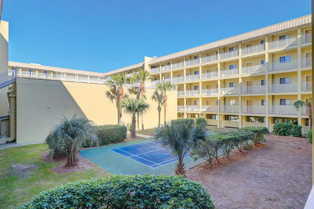 Beach condo with balcony, pools, & hot tub- near golf & beach