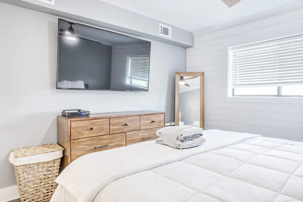 Updated getaway with pools, hot tub, close to beach