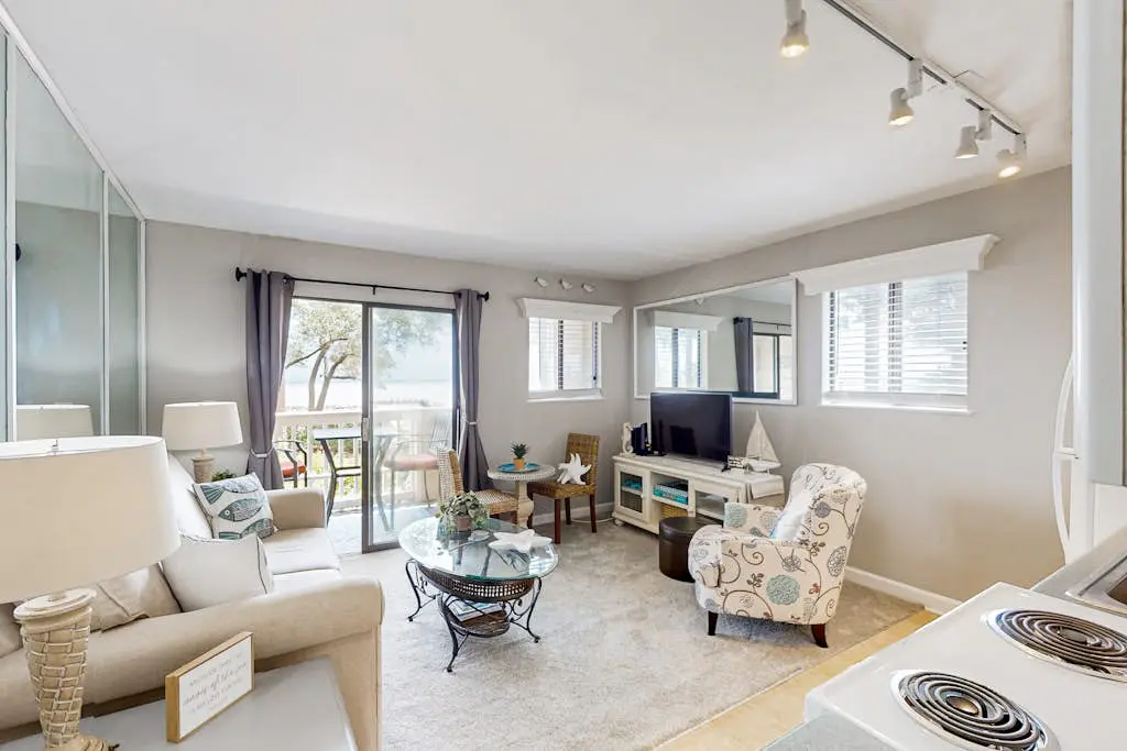 Water front Condo| Pools, Tennis, Fitness Center | Walk 5 Minutes to Beach