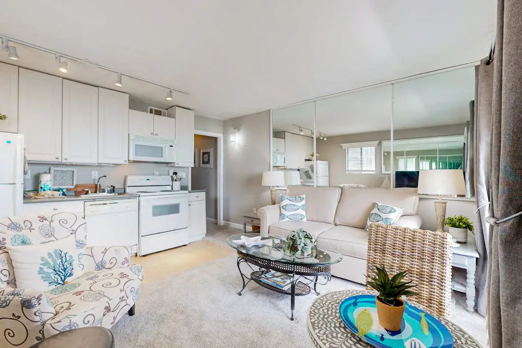 Water front Condo| Pools, Tennis, Fitness Center | Walk 5 Minutes to Beach