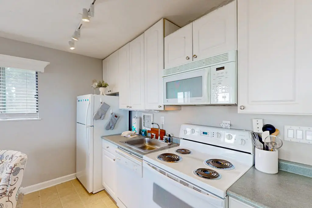Water front Condo| Pools, Tennis, Fitness Center | Walk 5 Minutes to Beach