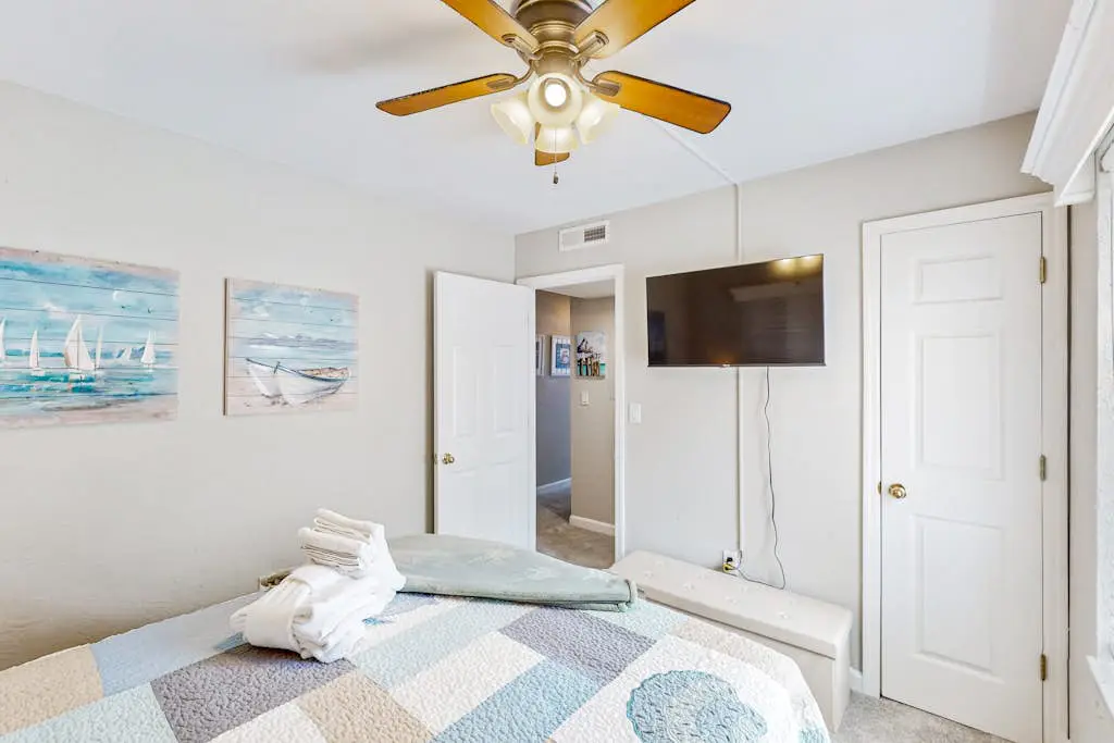 Water front Condo| Pools, Tennis, Fitness Center | Walk 5 Minutes to Beach
