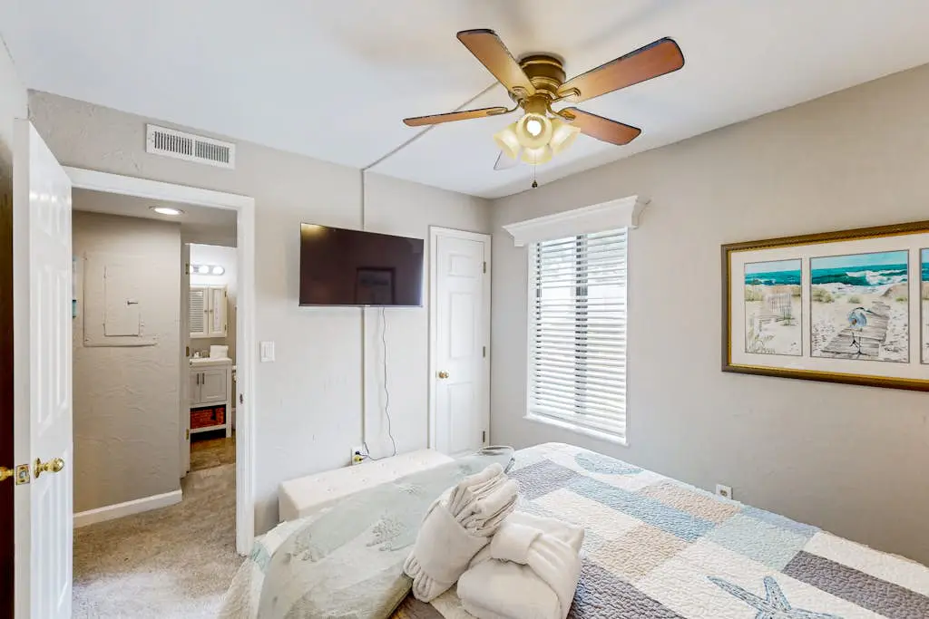 Water front Condo| Pools, Tennis, Fitness Center | Walk 5 Minutes to Beach