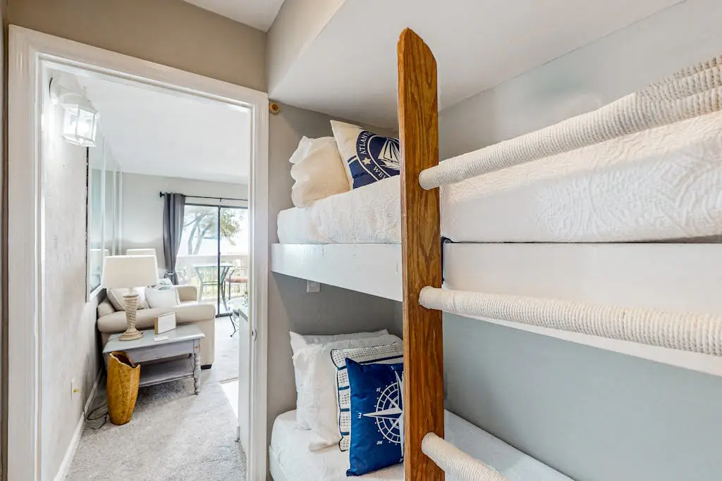 Water front Condo| Pools, Tennis, Fitness Center | Walk 5 Minutes to Beach