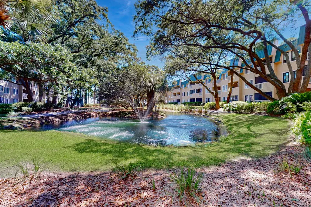 Water front Condo| Pools, Tennis, Fitness Center | Walk 5 Minutes to Beach