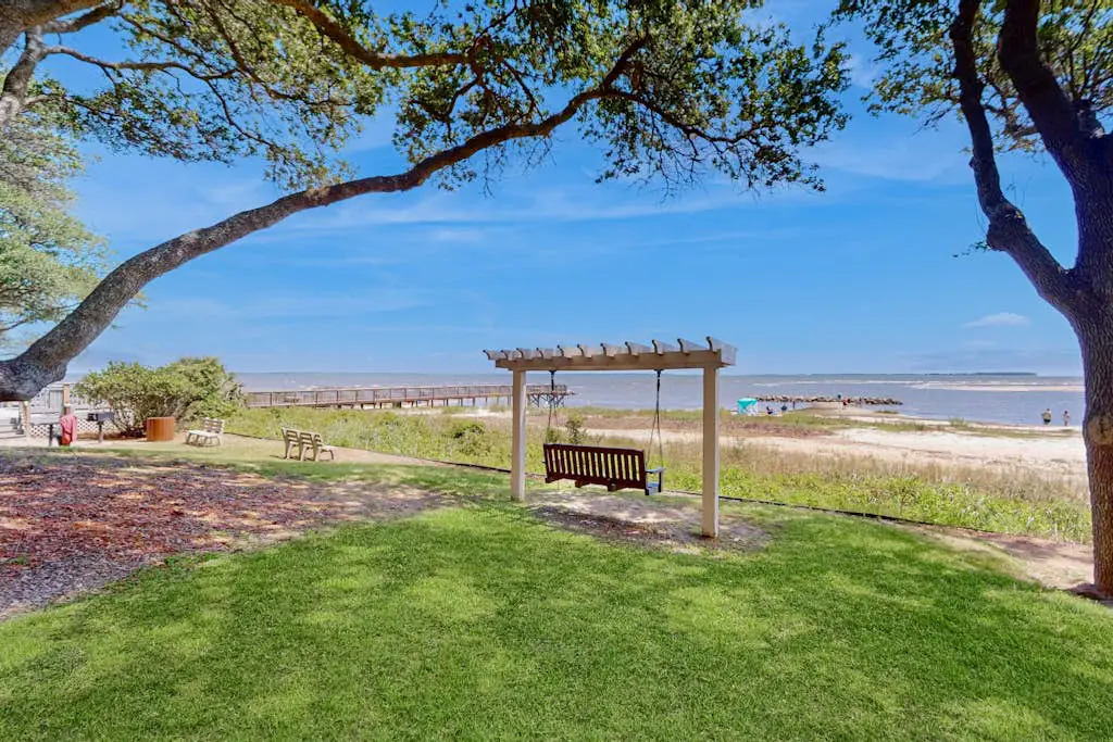 Water front Condo| Pools, Tennis, Fitness Center | Walk 5 Minutes to Beach