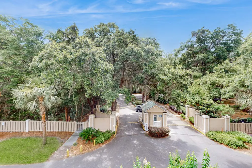 Water front Condo| Pools, Tennis, Fitness Center | Walk 5 Minutes to Beach