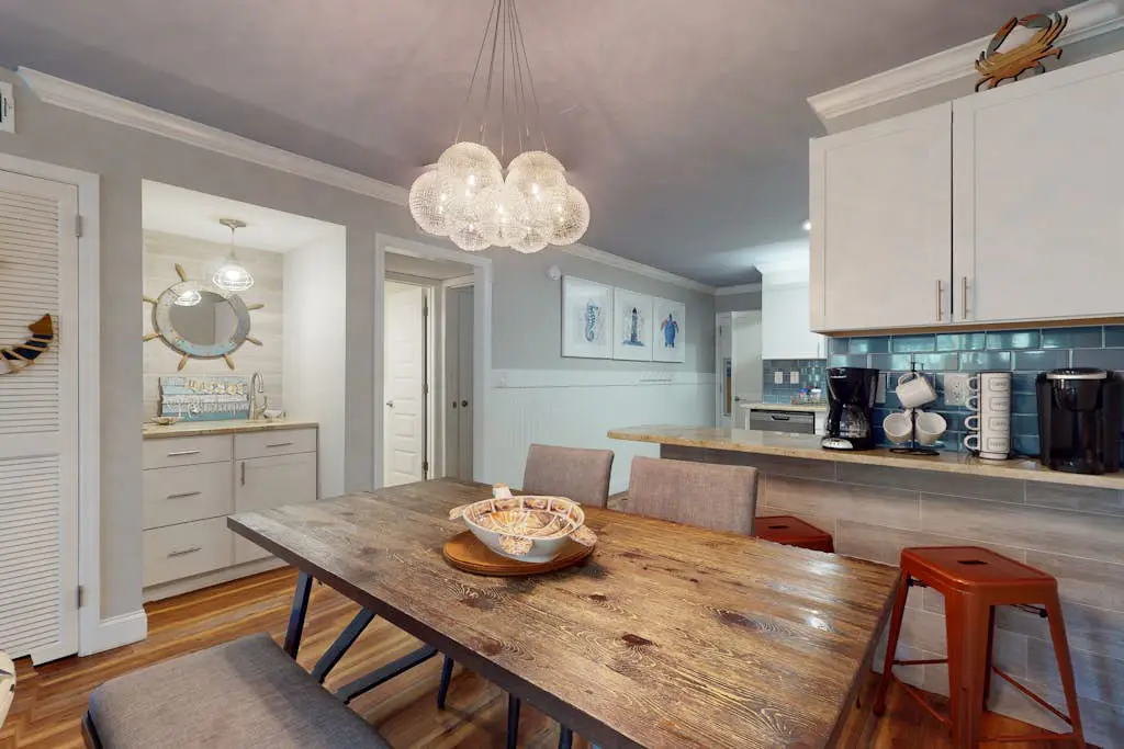 Coastal condo with indoor and outdoor pool, tennis and pickleball courts