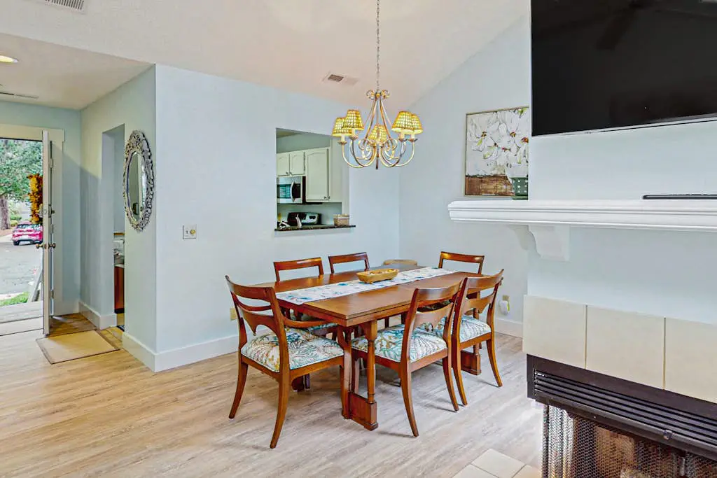 Charming condo with lagoons views, shared pool, golf nearby, and deck