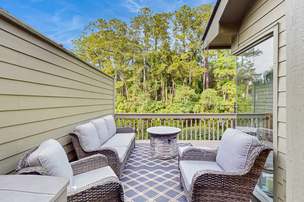 Charming condo with lagoons views, shared pool, golf nearby, and deck