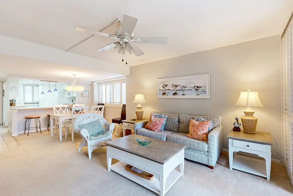 2 bedroom condo with pools, hot tub,  pickleball, tennis - near beach