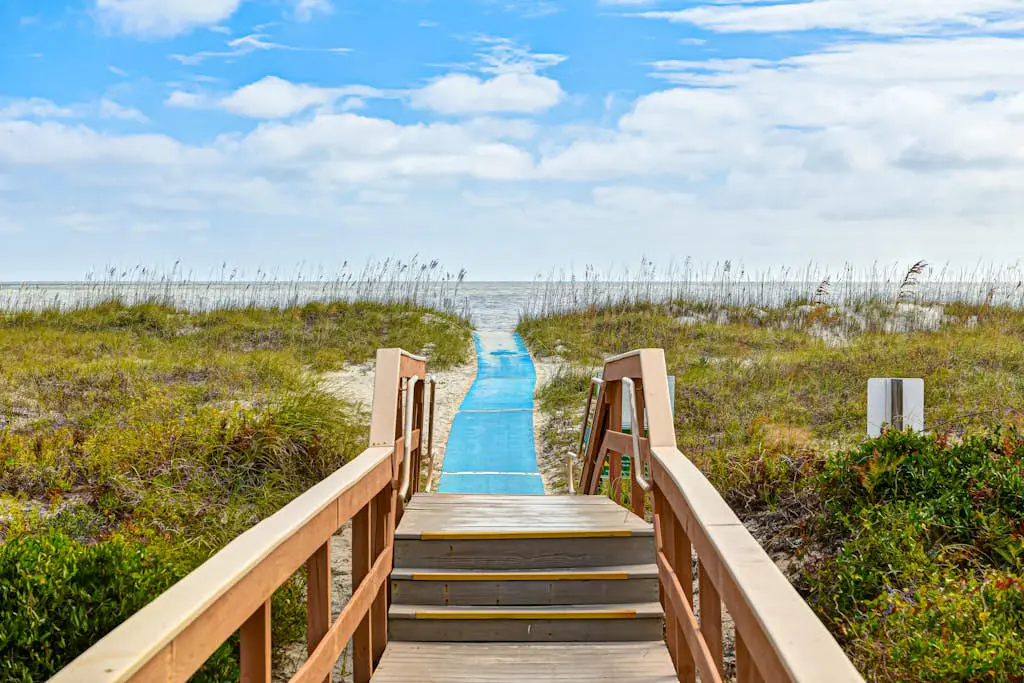 2 bedroom condo with pools, hot tub,  pickleball, tennis - near beach