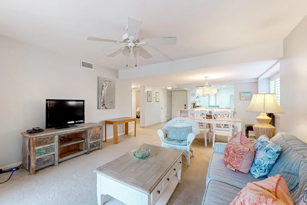 2 bedroom condo with pools, hot tub,  pickleball, tennis - near beach