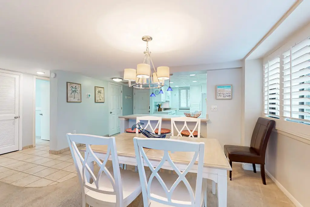 2 bedroom condo with pools, hot tub,  pickleball, tennis - near beach