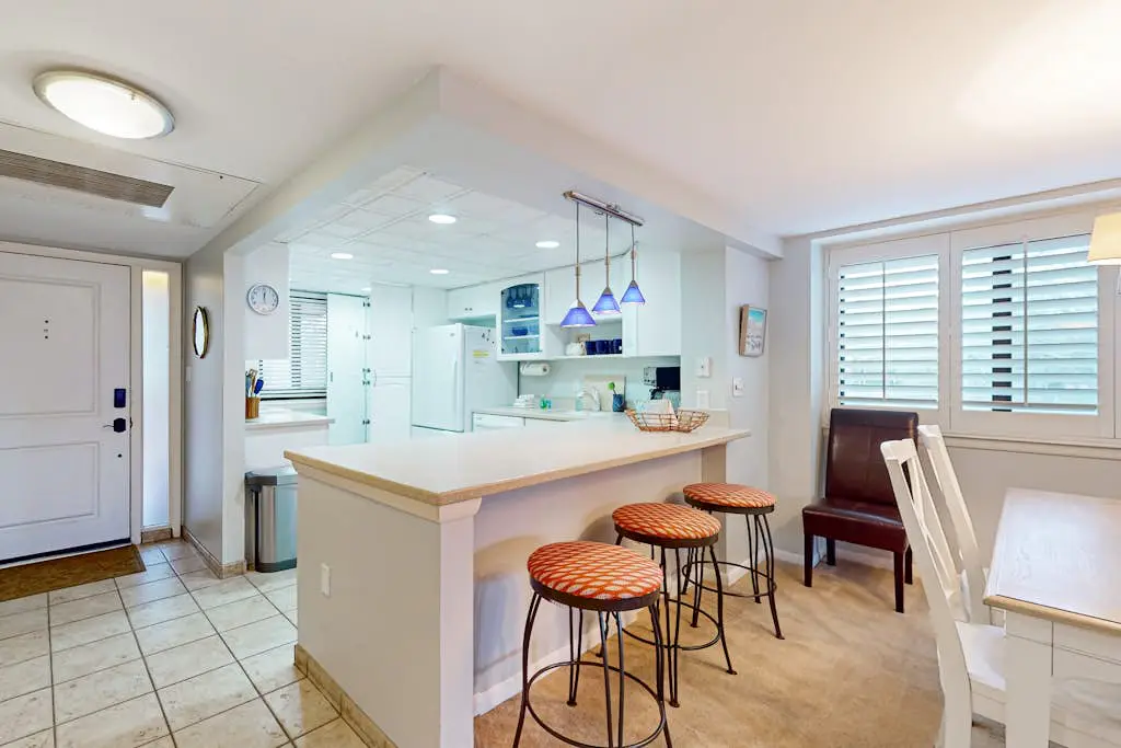 2 bedroom condo with pools, hot tub,  pickleball, tennis - near beach