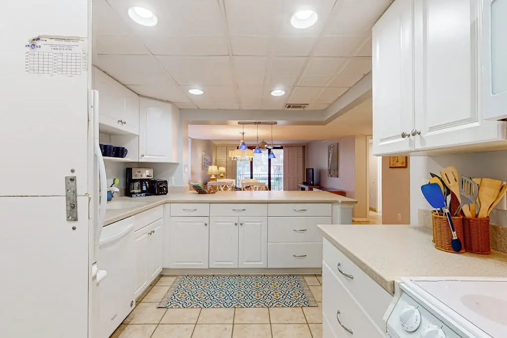 2 bedroom condo with pools, hot tub,  pickleball, tennis - near beach