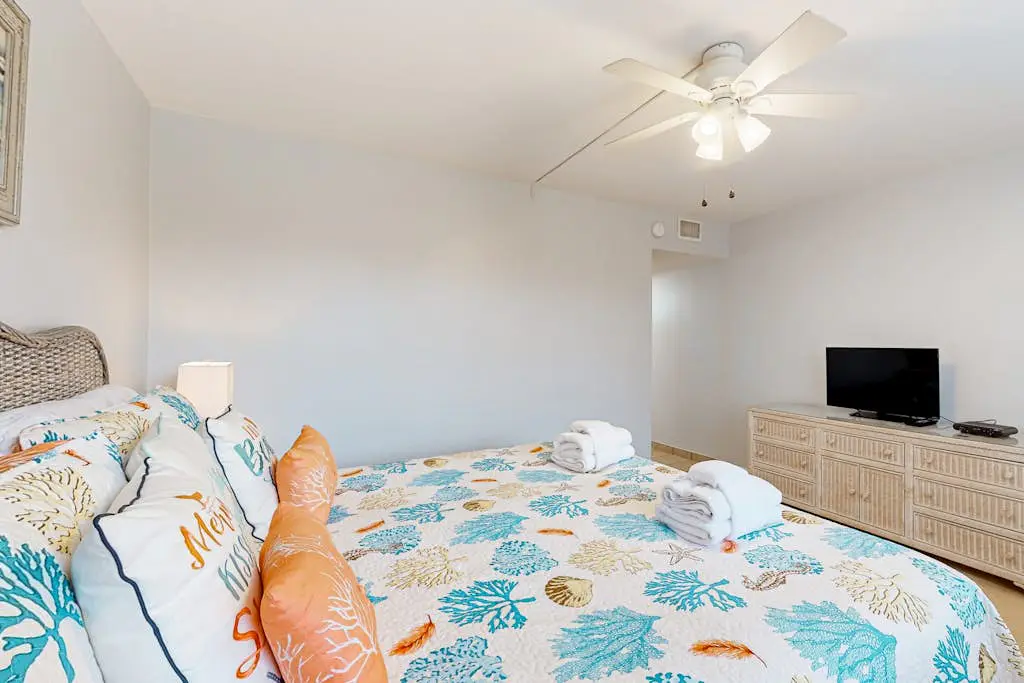 2 bedroom condo with pools, hot tub,  pickleball, tennis - near beach