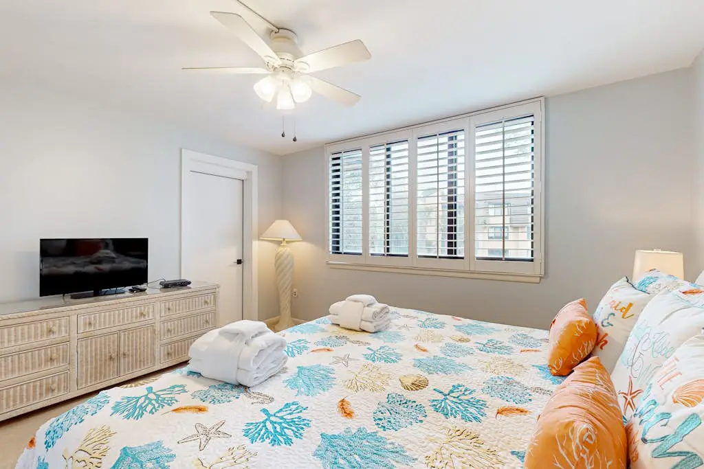 2 bedroom condo with pools, hot tub,  pickleball, tennis - near beach