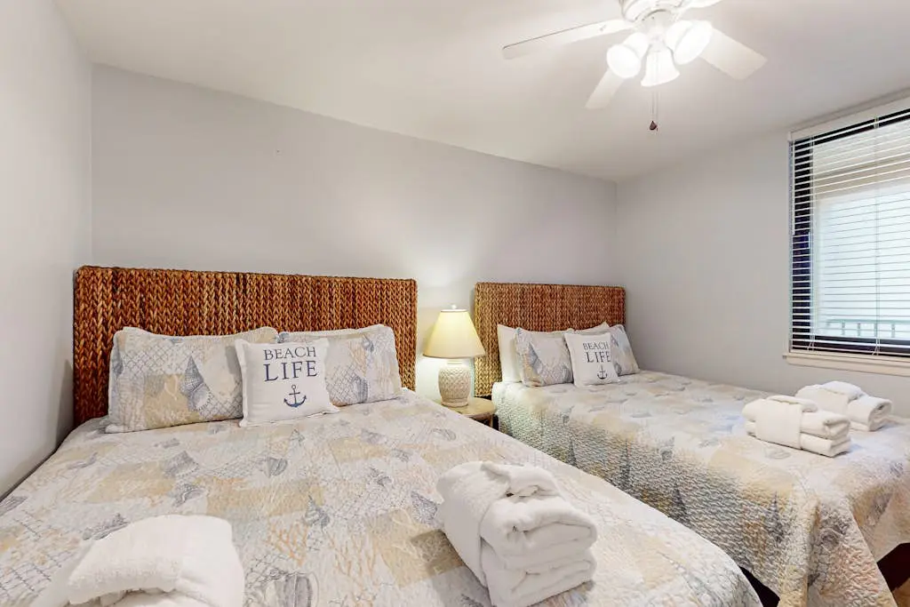 2 bedroom condo with pools, hot tub,  pickleball, tennis - near beach