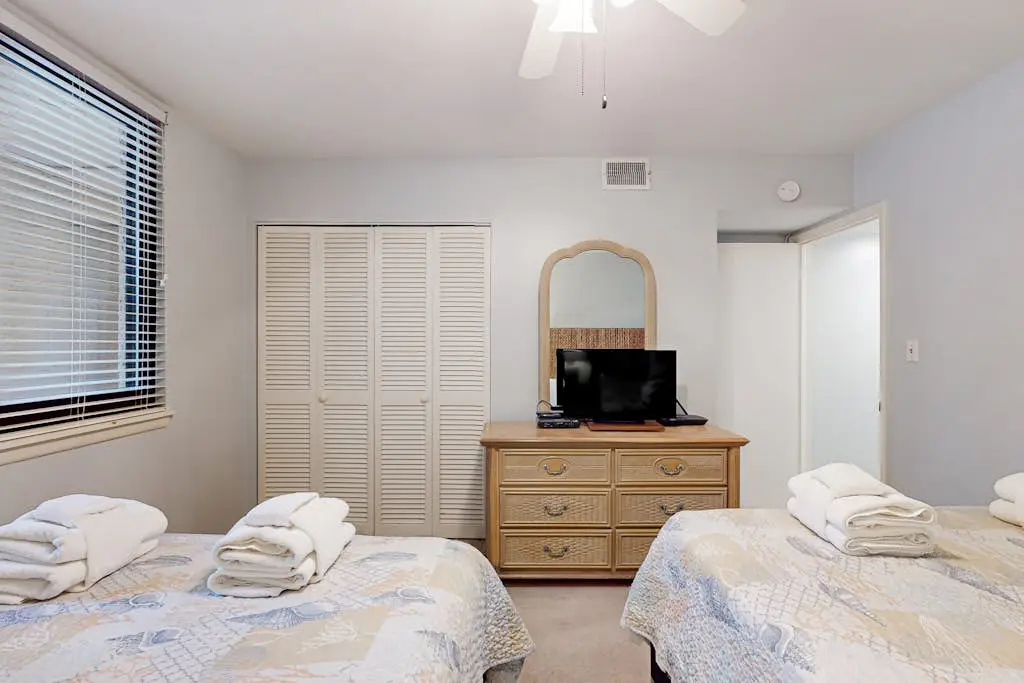 2 bedroom condo with pools, hot tub,  pickleball, tennis - near beach