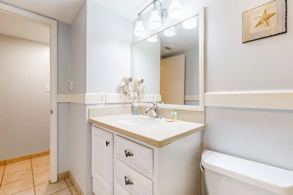 2 bedroom condo with pools, hot tub,  pickleball, tennis - near beach