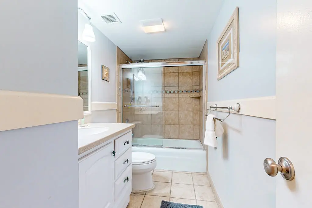 2 bedroom condo with pools, hot tub,  pickleball, tennis - near beach