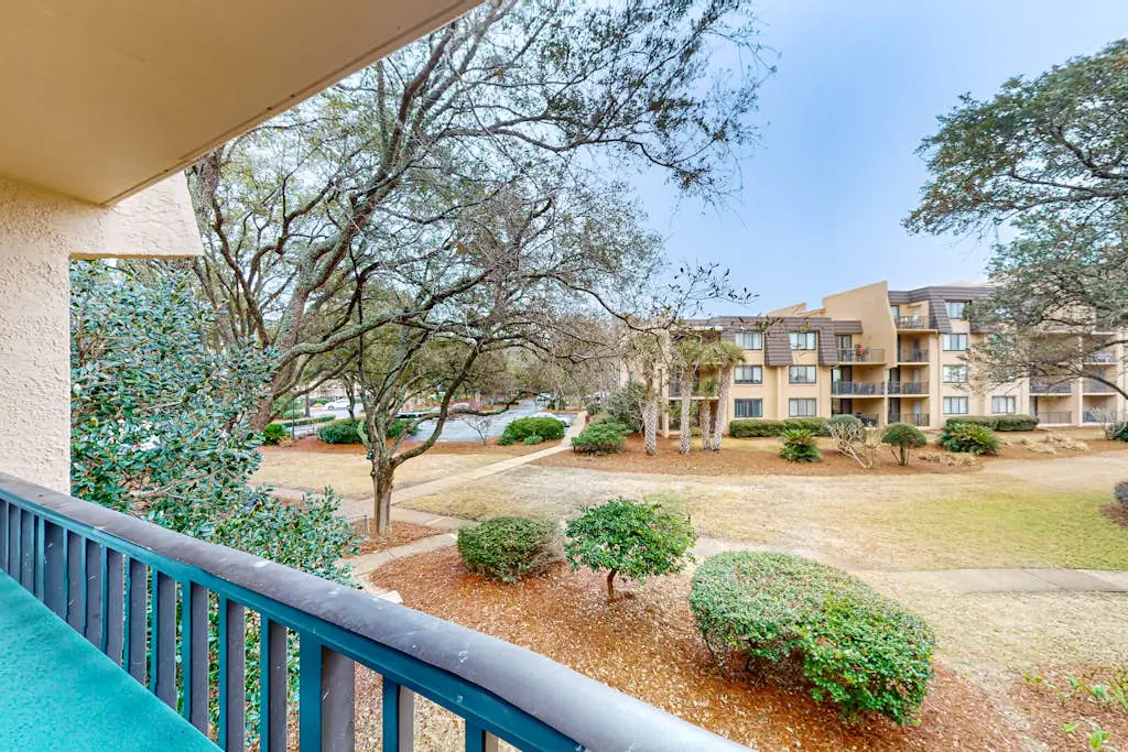 2 bedroom condo with pools, hot tub,  pickleball, tennis - near beach