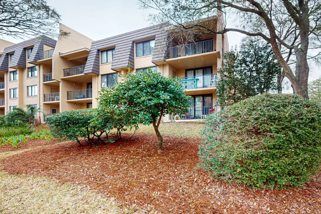 2 bedroom condo with pools, hot tub,  pickleball, tennis - near beach