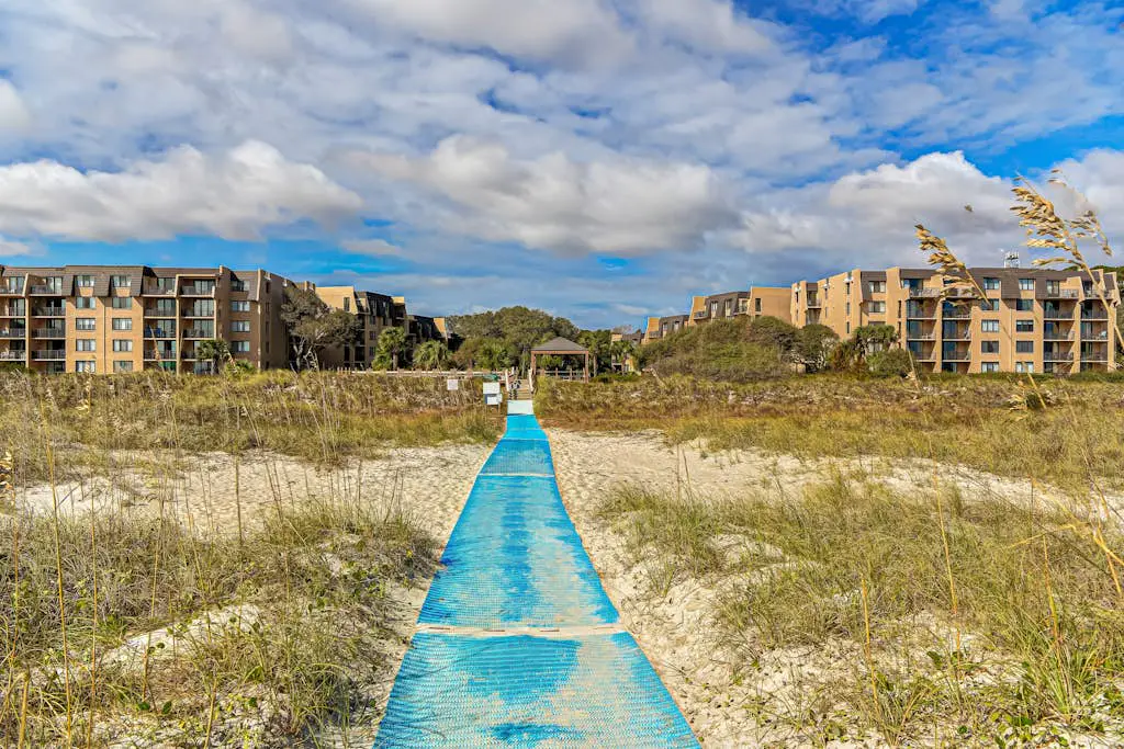 2 bedroom condo with pools, hot tub,  pickleball, tennis - near beach